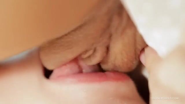 Нежные лесбиянки вылизывают и дрочат узенькие письки