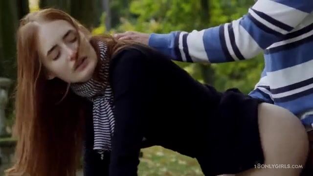 Симпатичная худышка в коротком платье удовлетворяет друга на улице