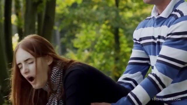 Симпатичная худышка в коротком платье удовлетворяет друга на улице