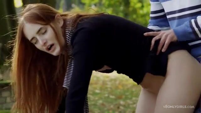 Симпатичная худышка в коротком платье удовлетворяет друга на улице