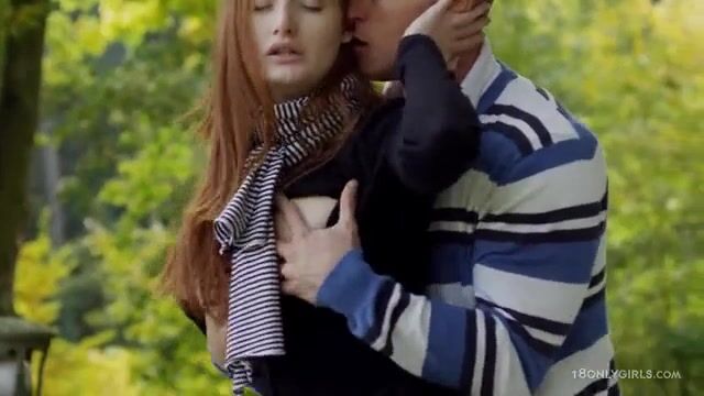 Симпатичная худышка в коротком платье удовлетворяет друга на улице