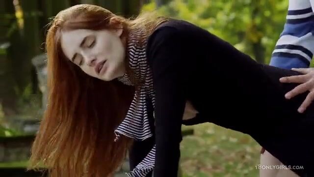 Симпатичная худышка в коротком платье удовлетворяет друга на улице