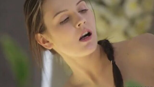 Молоденькая любительница романтики плотно прижимается к члену приятеля