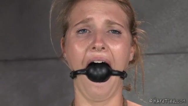 Господин связывает голую рабыню и проводит интимные эксперименты