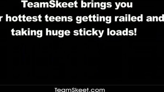 Студентка пожирает сперму в конце жаркого секса