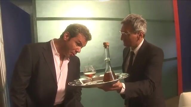 Игривые девушки выпили и подрочили киски пальцами и игрушкой