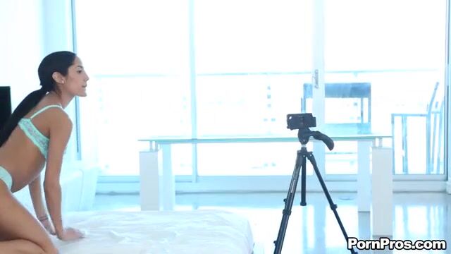 Смуглая телка разрешила полизать пизду перед сексом