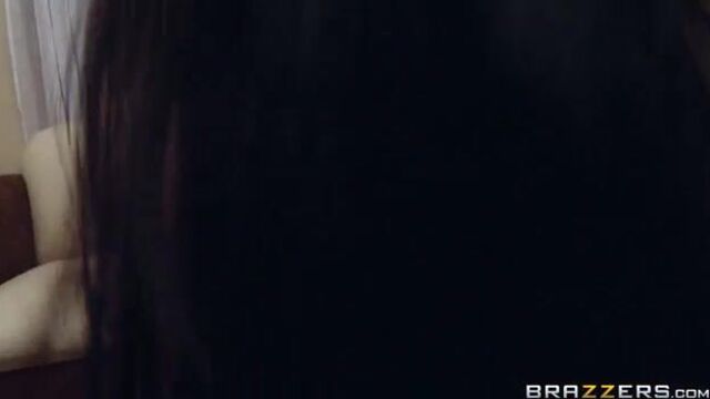 Рослая баба с шикарными титьками трахается в очко и пыхтит от счастья