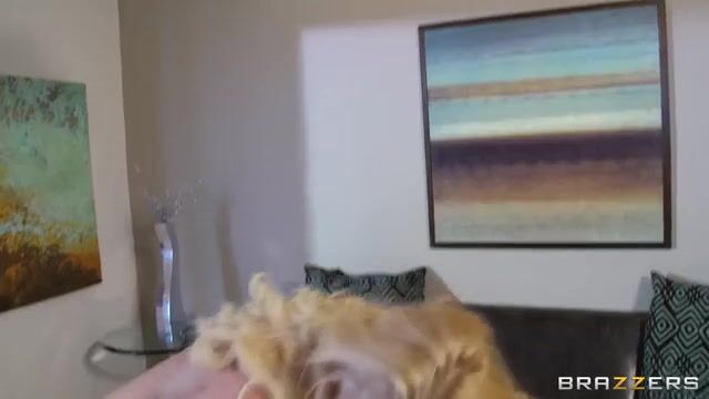 Щетинистый мужчина тщательно вылизывает дочке письку