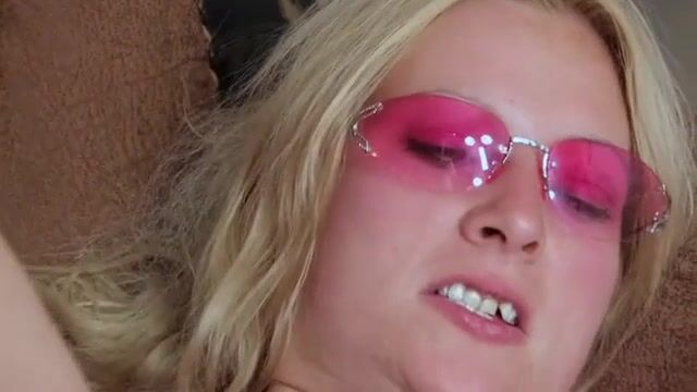 Пухлая жена ковбоя натирает письку интимными игрушками