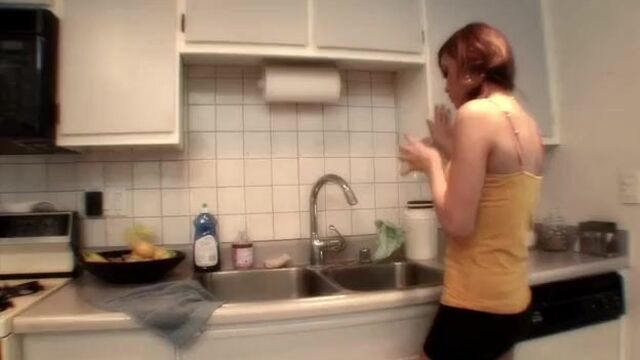 Домохозяйки вылизывают и дрочат пизденки на кухне