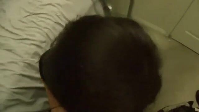 Латинка тщательно облизала залупу и подставила пилотку