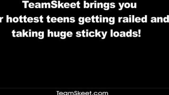 Шлюшка с красивыми глазами отменно сосет хуй и вылизывает яйца