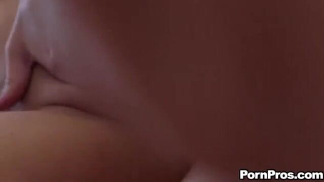 Романтичная цыпочка помыла письку и отдалась в спальне