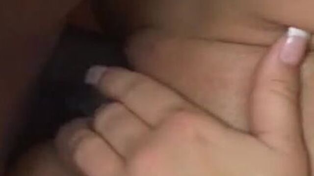 Белая мамаша в черных чулках охотно села на хуй Африканца