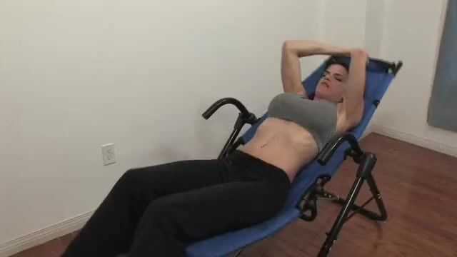 Спортсменка раздевается и мастурбирует в зале