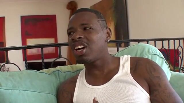 Отсасывать и трахаться с чернокожим отчимом было приятно