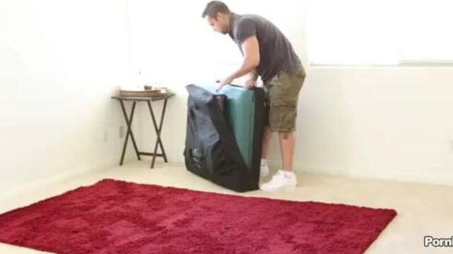 Масляная худышка оседлала твердый хуй массажиста