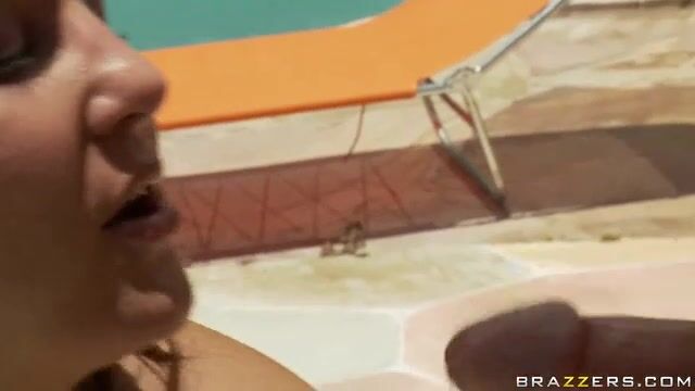 Влажная соседка отсасывает во дворе и отдается возле бассейна