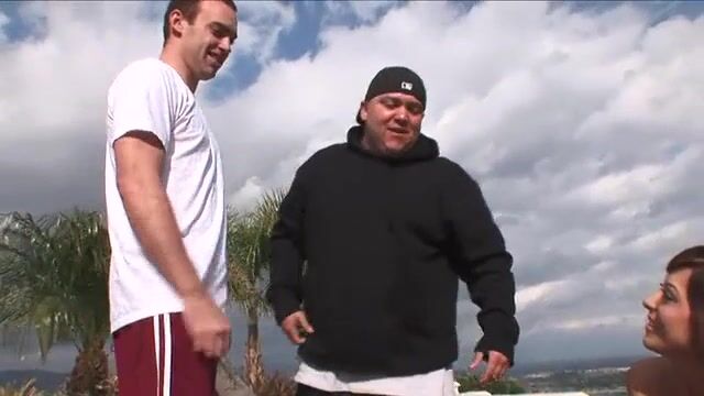 Тощая телочка с выбритой пилоткой улеглась под незнакомца