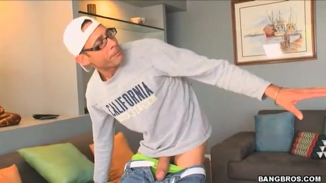 Влажная шлюшка заглатывает большой хуй старого партнера