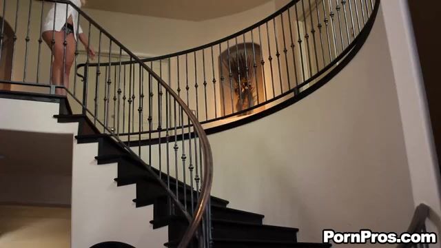 Застал сеструху за дрочкой и классно трахнул