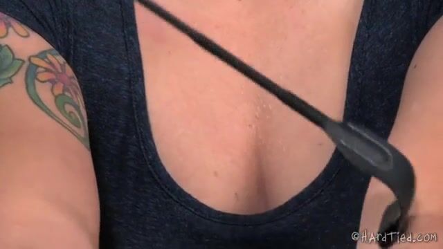 Рослая рабыня в коротком платье сексуально унижена господином