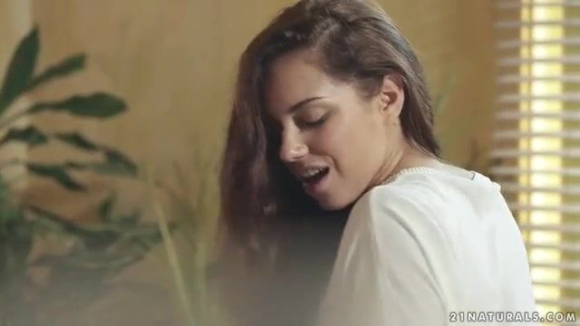 Мокрая красотка удовлетворила друга в мягком кресле