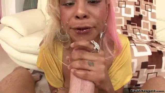 Молодая африканка посасывает хуй и пускает слюни