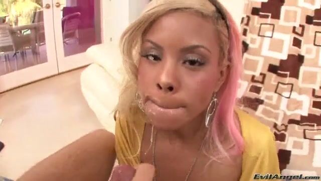 Молодая африканка посасывает хуй и пускает слюни