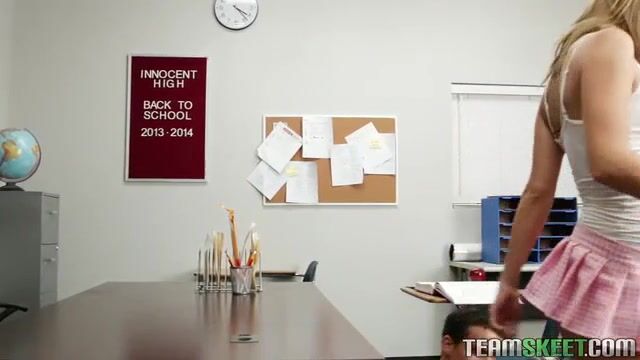 Молоденькая глупышка встает раком перед учителем