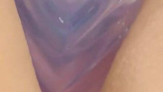 Игривая студентка нежно вставляет вибратор в пизденку