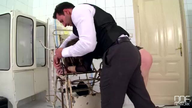 Узкая задница молодой красотки классно трещит на члене извращенца