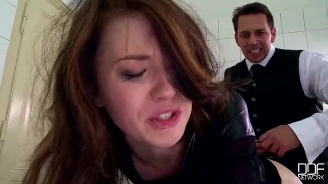 Узкая задница молодой красотки классно трещит на члене извращенца