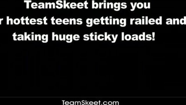 Смазливая молодуха в розовой кепке сосет пикаперу и решается на секс