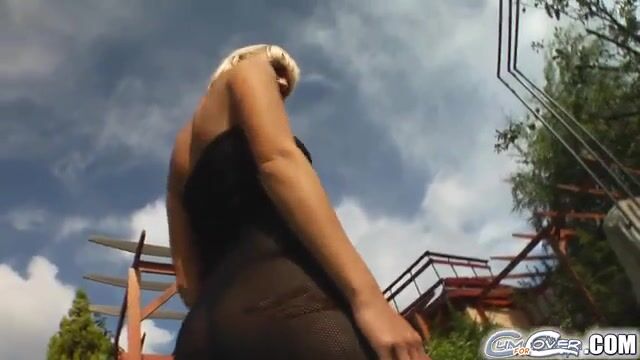 Мужики задорно выебали русую шлюшку в рот и умыли кончой