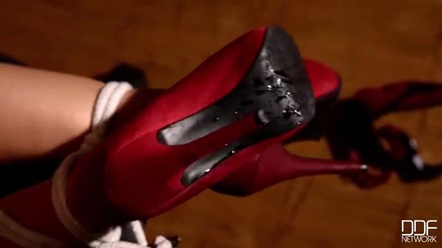 Господин стягивает трусики с рабыни и вводит вибратор в киску