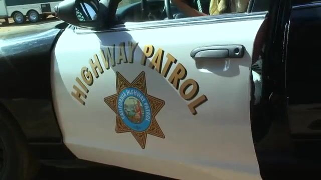 Туристка с силиконовыми сиськами изменяет мужу с шерифом на природе