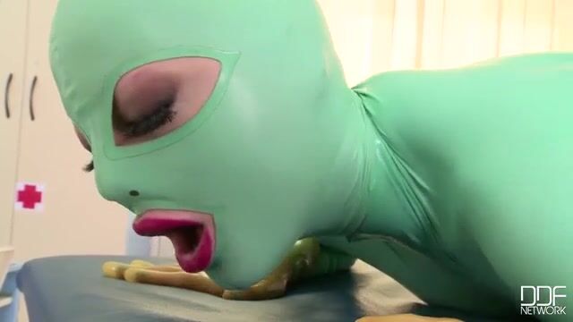 Извращенцы в латексных костюмах устроили крутой секс в больничной палате