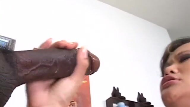 Миниатюрная азиатка жадно сосет негру и отдается в писю