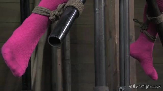 Извращенные интимные пытки доставляют немалый кайф соблазнительной рабыне