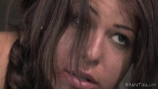 Извращенные интимные пытки доставляют немалый кайф соблазнительной рабыне