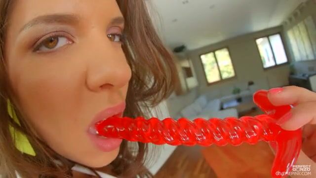 Возбужденная студентка растягивает дырки интимными игрушками