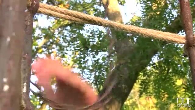 Татуированная рабыня в металлической клетке сильно возбуждает хозяина