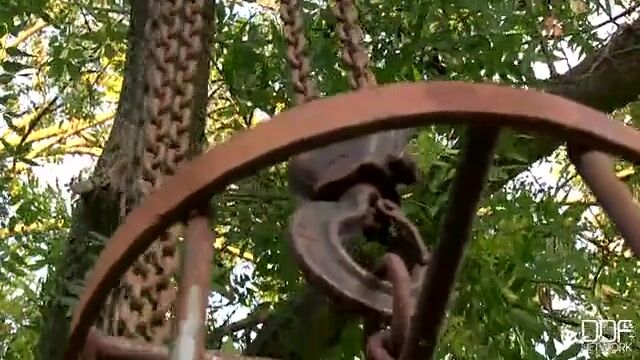 Татуированная рабыня в металлической клетке сильно возбуждает хозяина