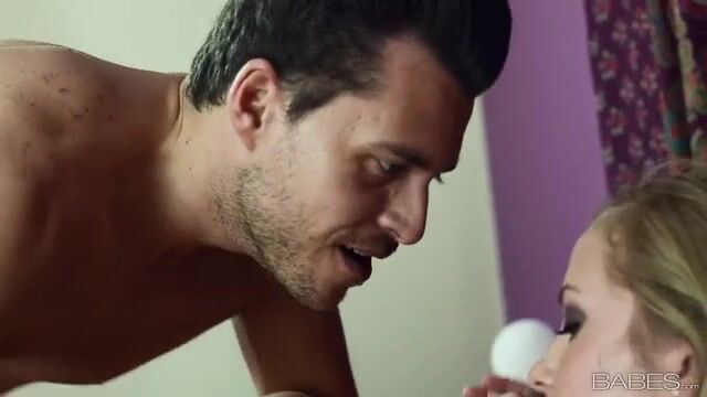 Небритый парень чувственно имеет любовницу и целует в губы