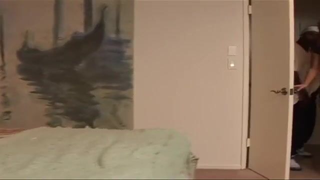 Негр активно имеет в попки двух развратных подружек