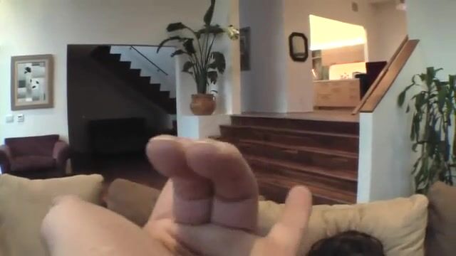 Приятная восточная телка испытывает оргазм на члене европейца