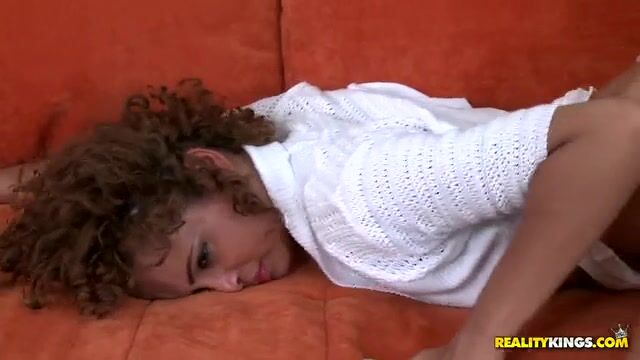 Горничная с классной фигурой постоянно готова удовлетворить хозяина