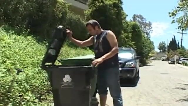 Милая провинциалка отдалась брюнету за несколько баксов